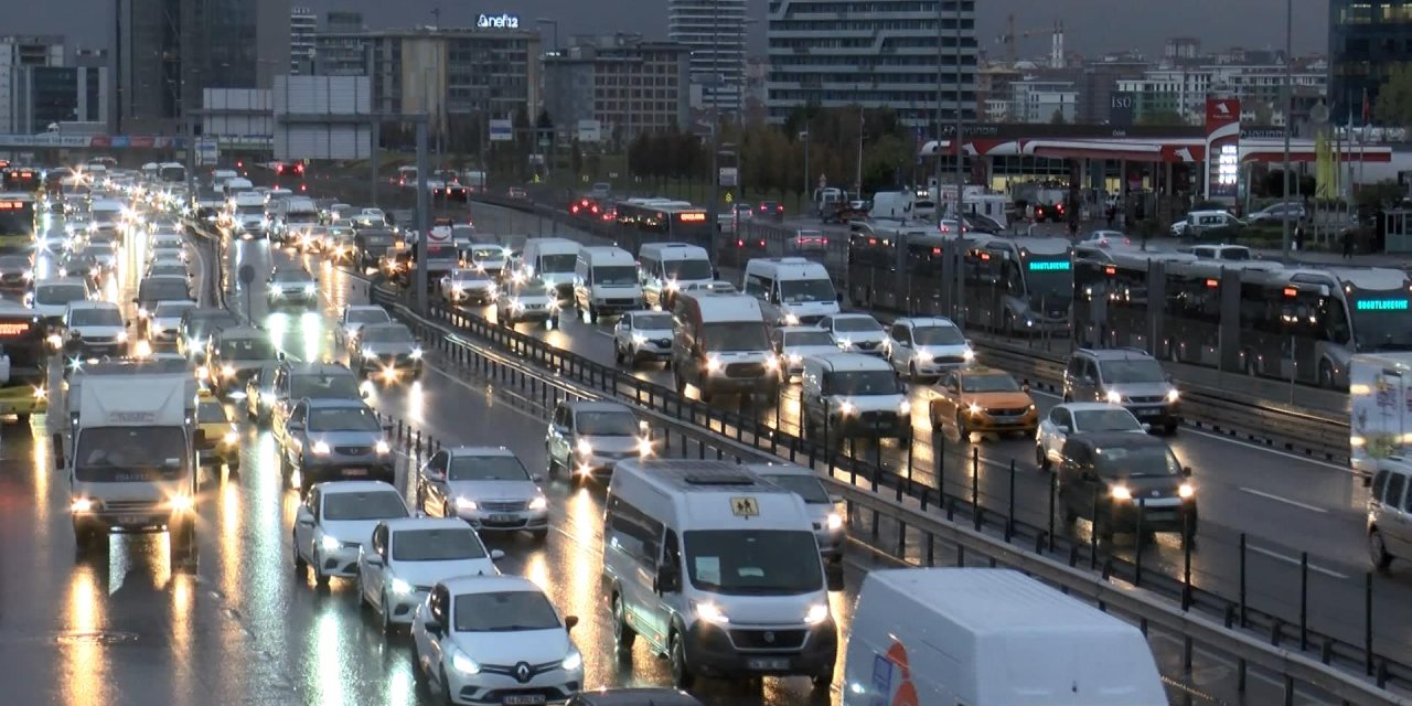 Yağmur yağdı, İstanbul trafiği kilitlendi