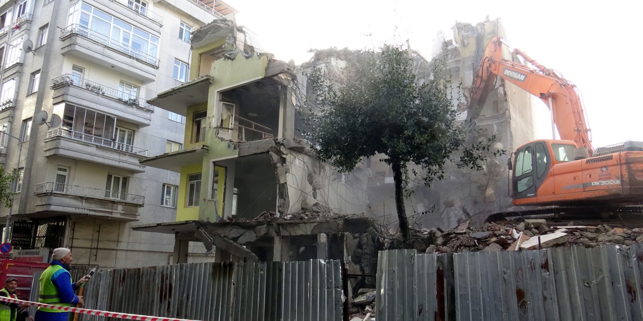 Yer Avcılar: 'Durduğu yerde' çöken balkonda gerekenin yarısı kadar demir kullanılmış