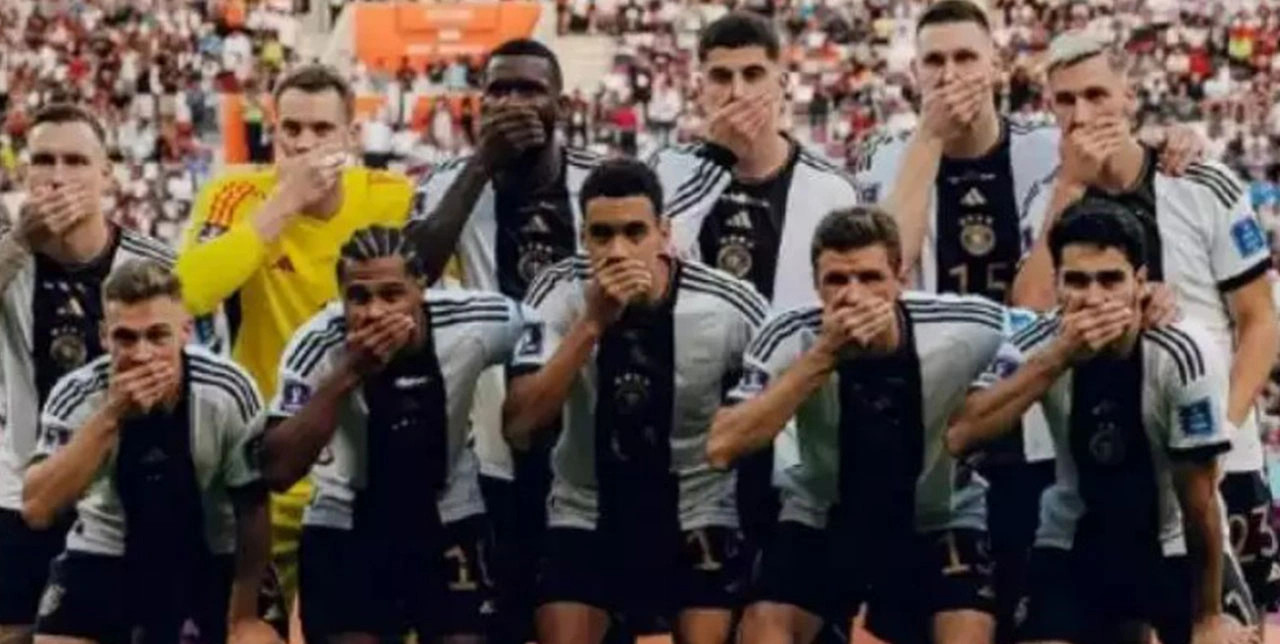 Alman milli takımından FIFA'ya 'One Love' protestosu: Ağızlarını elleriyle kapattılar
