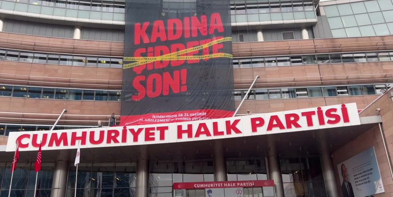 CHP Genel Merkezi'ne 'Kadına şiddete son' pankartı asıldı