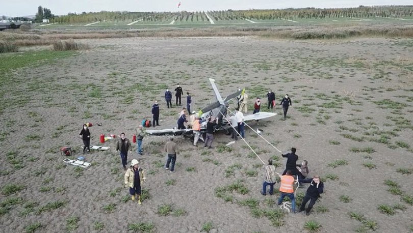İzmir'de eğitim uçağı düştü, 2 pilot sağ kurtarıldı