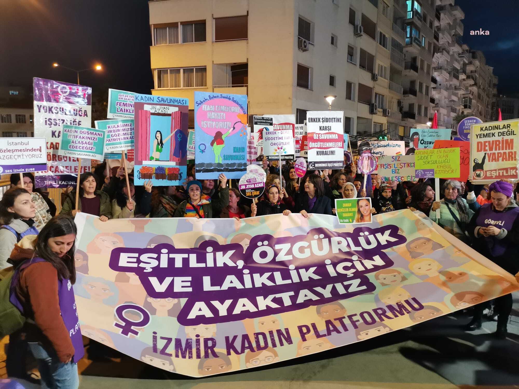 İzmir'de 25 Kasım eylemi: 'Barınamıyor, geçinemiyor, sağlıklı yaşayamıyoruz'