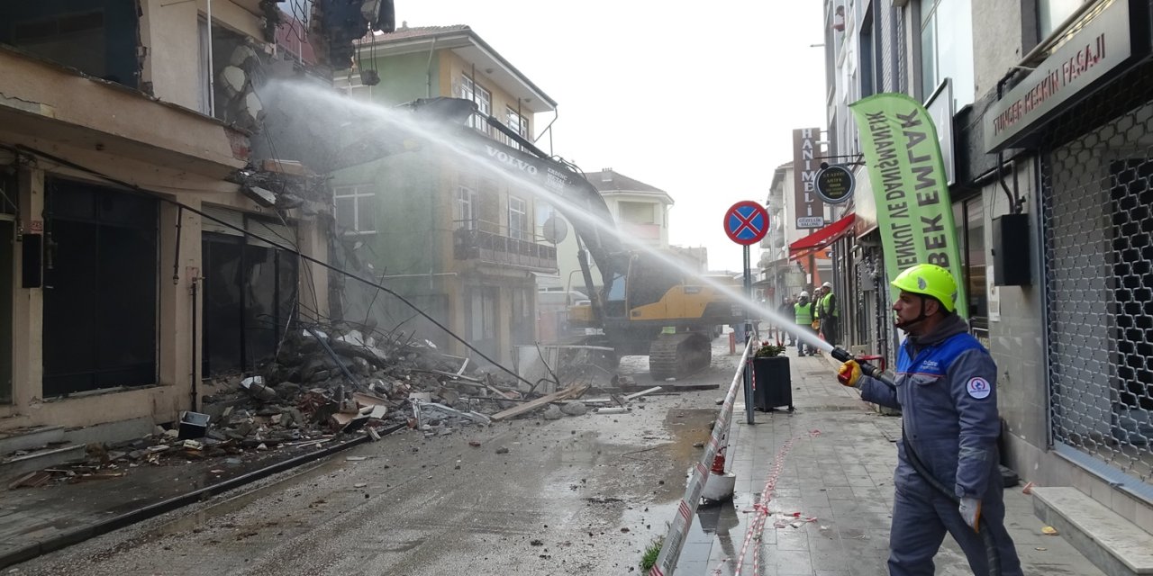 Düzce'de ağır hasarlı binaların yıkımı başladı
