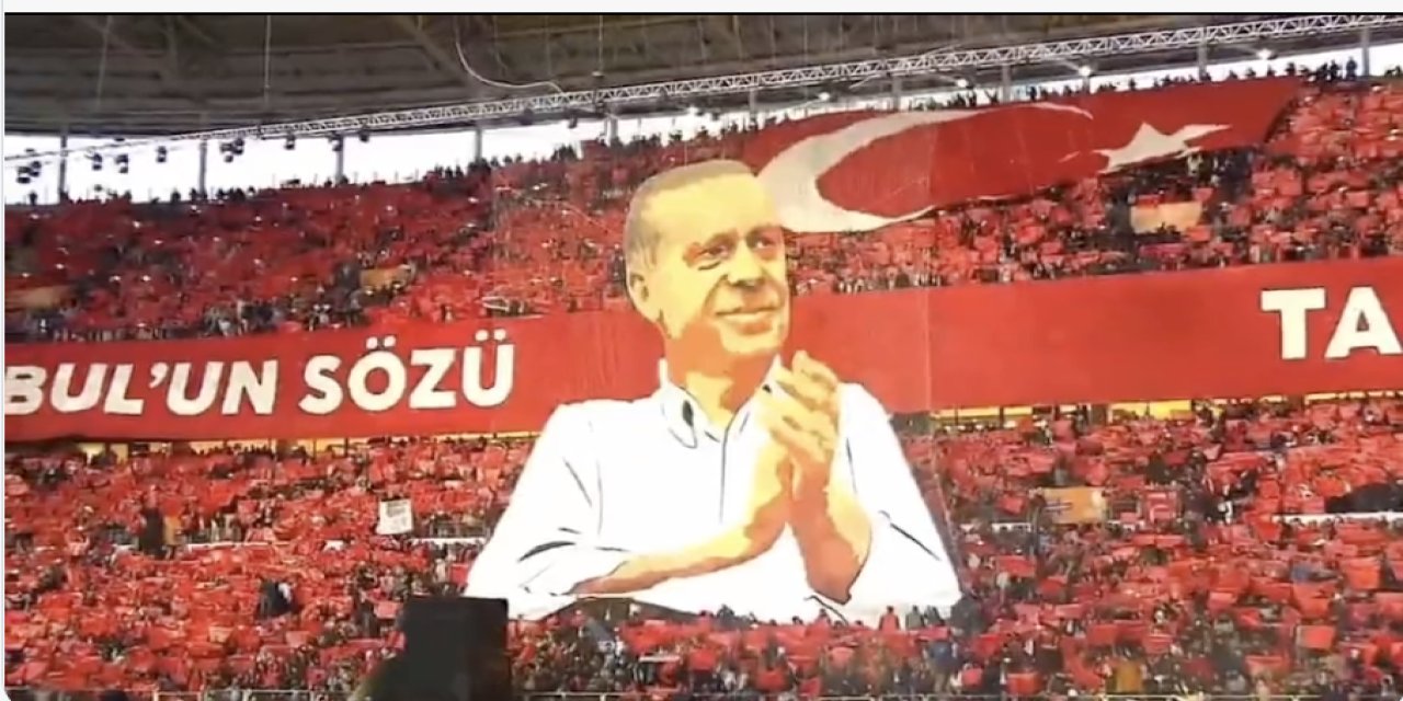 'Beraber yürüdük biz bu yollarda'nın yazarı CHP'ye geçmişti: Erdoğan sahneye başka şarkıyla çıktı
