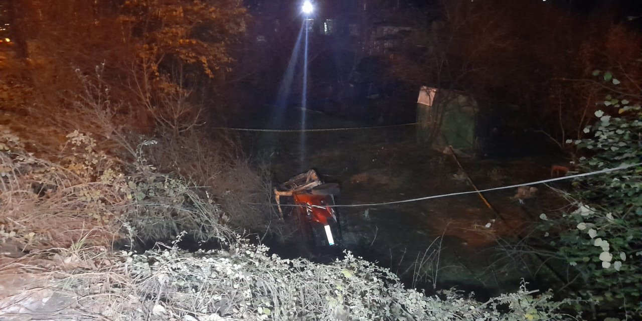 Seyir halindeyken ağaçlık alana uçan otomobil yandı, biri polis iki kişi hayatını kaybetti