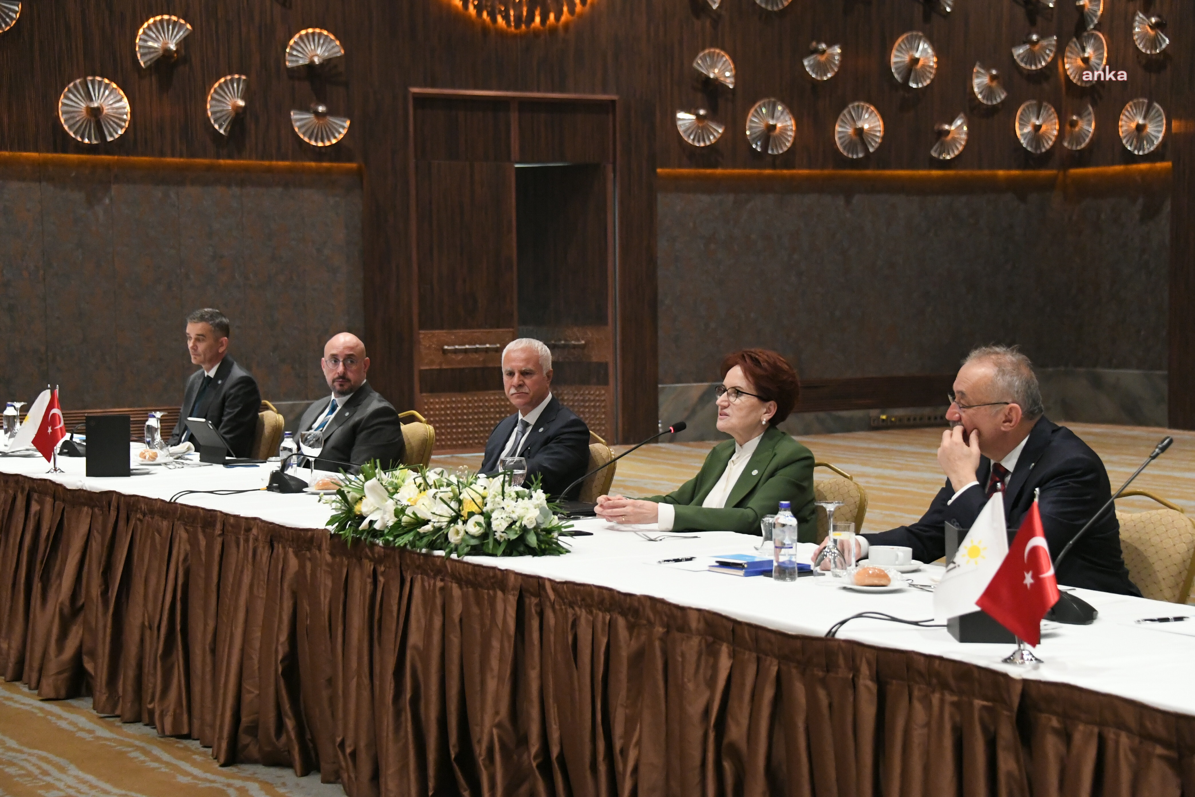 Akşener, parti yöneticileriyle bir araya geldi