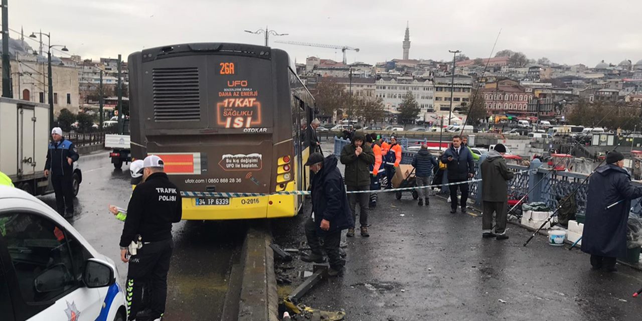 İETT otobüsü Galata Köprüsü'nde kaza yaptı; balık tutanlar yaralandı