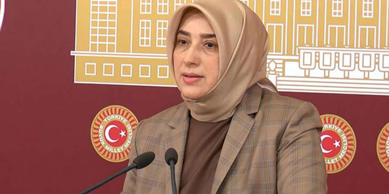 AKP'li Zengin: Başörtüsü ile ilgili anayasa değişiklik teklifini imzaya açtık