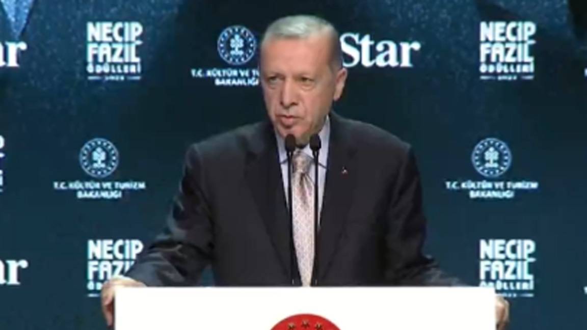 Erdoğan: Zor zamanlarda dik duruş sergilemek her baba yiğidin harcı değildir