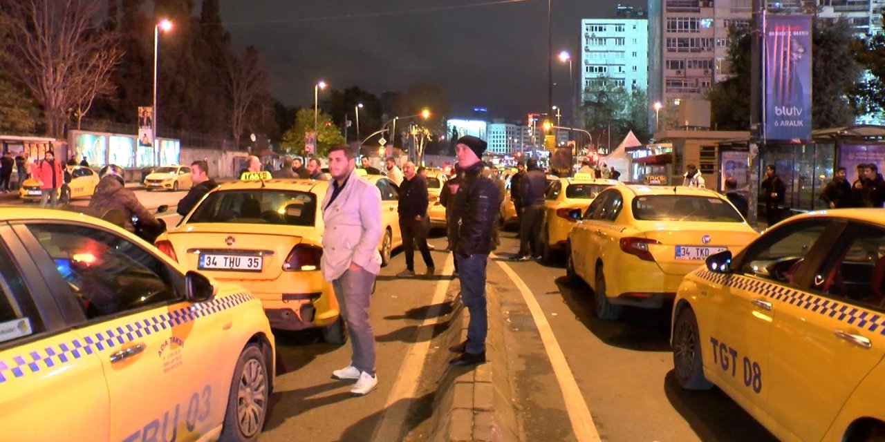 Taksiciler İBB önünde gece eylem yaptı, İmamoğlu'nu suçladı