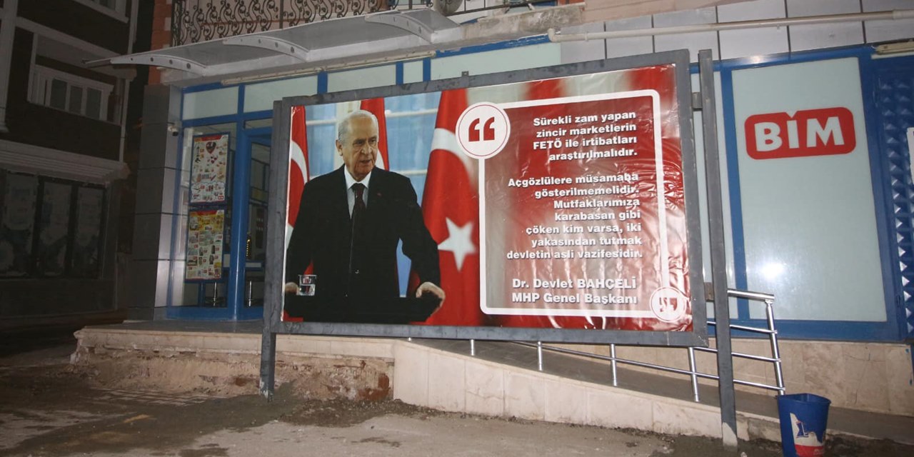 MHP'li belediyeden BİM'in önüne reklam panosu: Bahçeli'nin sözleri yer aldı