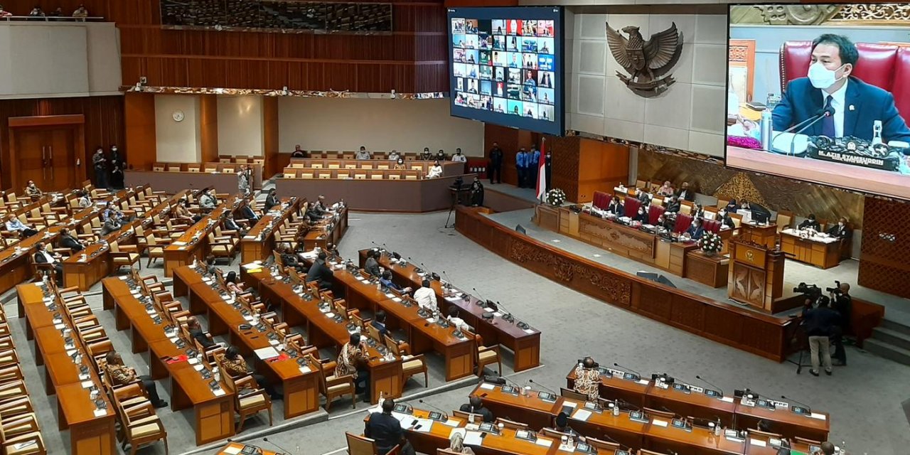 Endonezya evlilik dışı cinsel ilişkiyi yasaklıyor