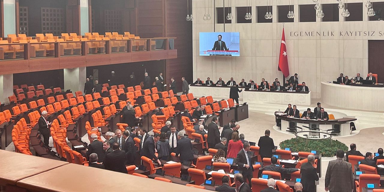 İYİ Partililer AKP'yi protesto için Meclis'i terk etti