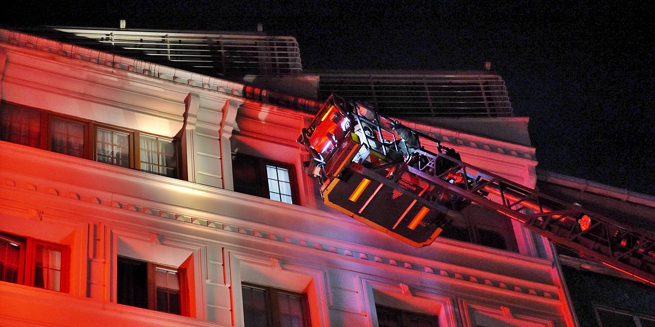 Oteldeki yangın üst katları sardı: Mahsur kalanları itfaiye kurtardı