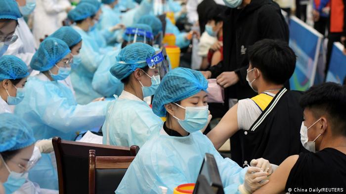 "Aşılarının etkinliğinin düşük olduğunu" söyleyen Çinli yetkili,  "Yanlış anlaşıldım" dedi