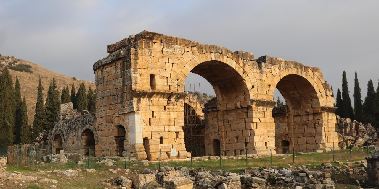 UNESCO listesindeki Hierapolis Antik Kenti'nde yıkılma tehlikesi