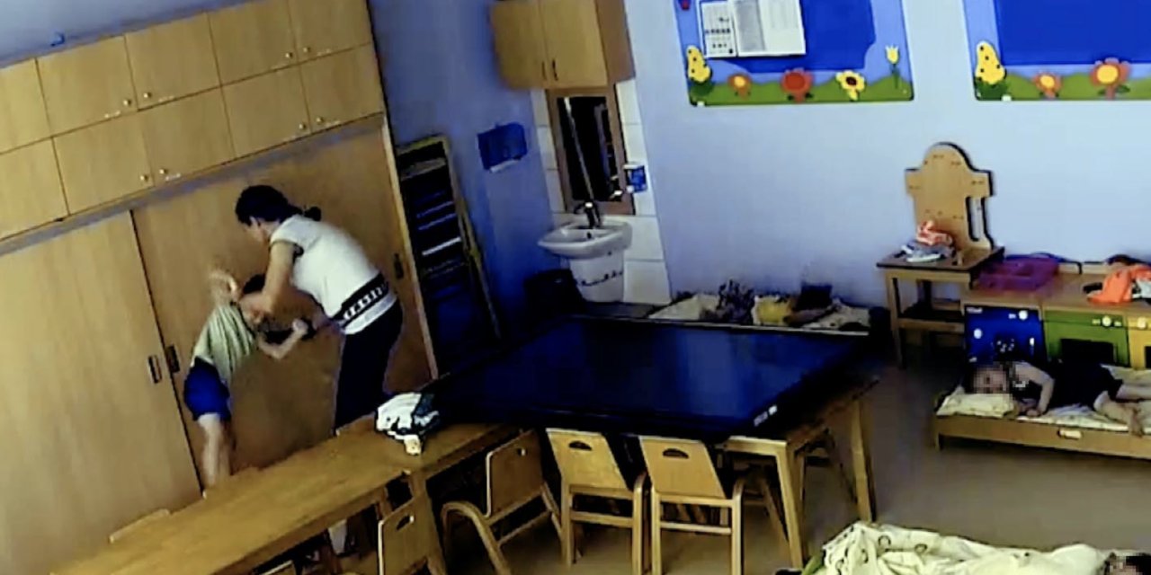 Bir çocuk, oyuncak bebeğini ellerini bağlayıp uyutunca, kreşteki şiddet ortaya çıktı