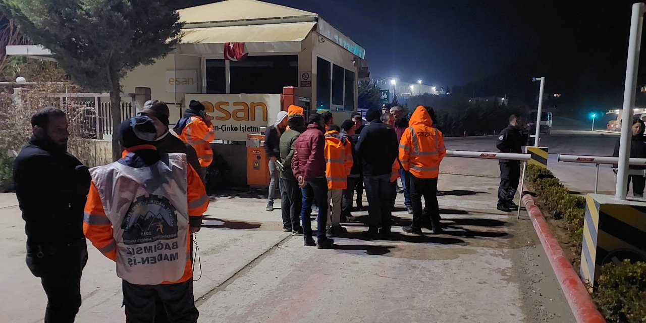 Eczacıbaşı Esan Madencilik'ten kovulan işçiler madenin çıkışını kapattı