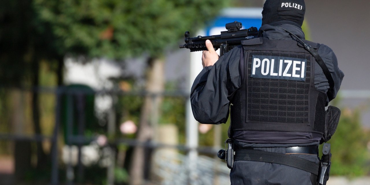 Almanya’da annesini öldürdükten sonra 2 kişiyi rehin alan saldırgan yakalandı