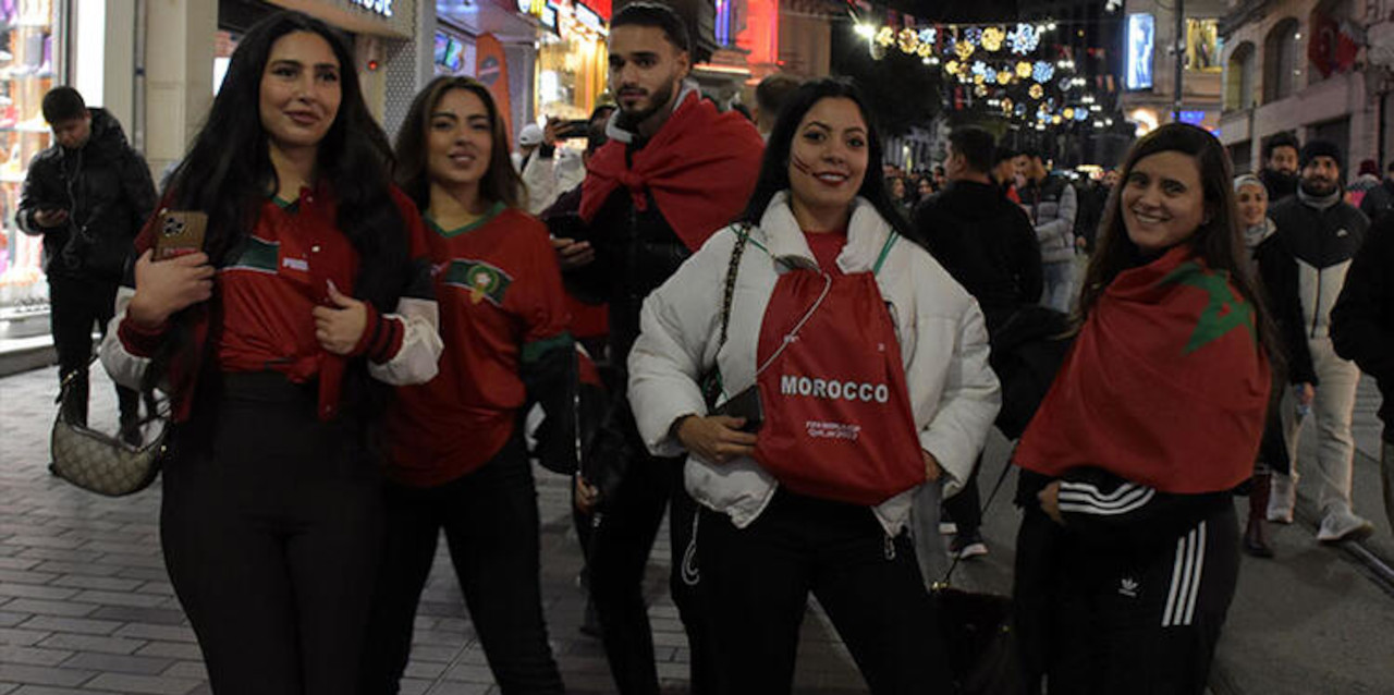 Taksim'de Faslılar 'yarı final'i kutluyor