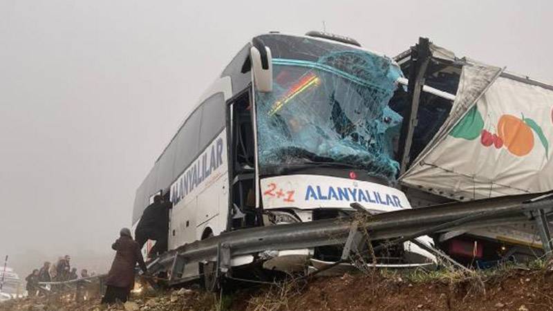 Antalya’da yolcu otobüsü, TIR'a çarptı: 9 yaralı