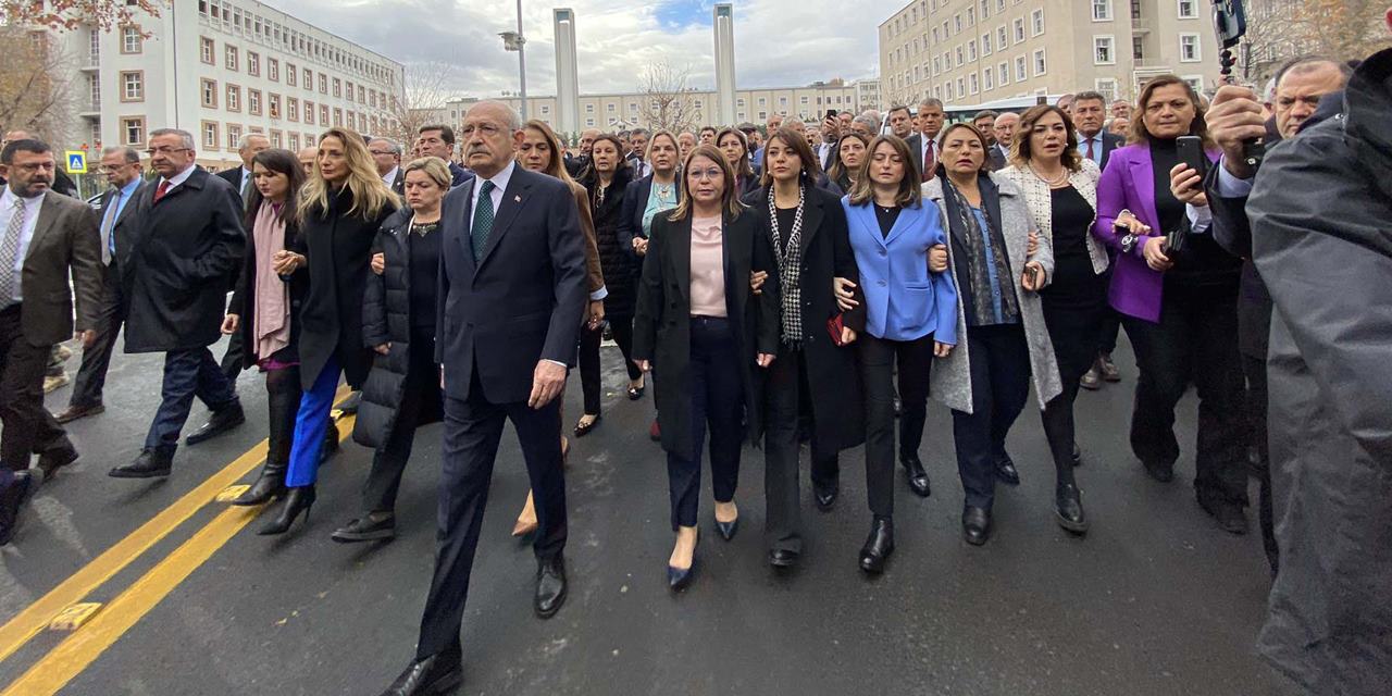 Kılıçdaroğlu ve milletvekilleri Adalet Bakanlığı'na yürüdü