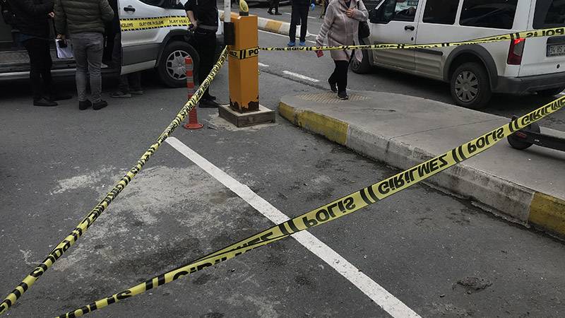 Polis tartıştığı otopark görevlisini yüzünden vurdu