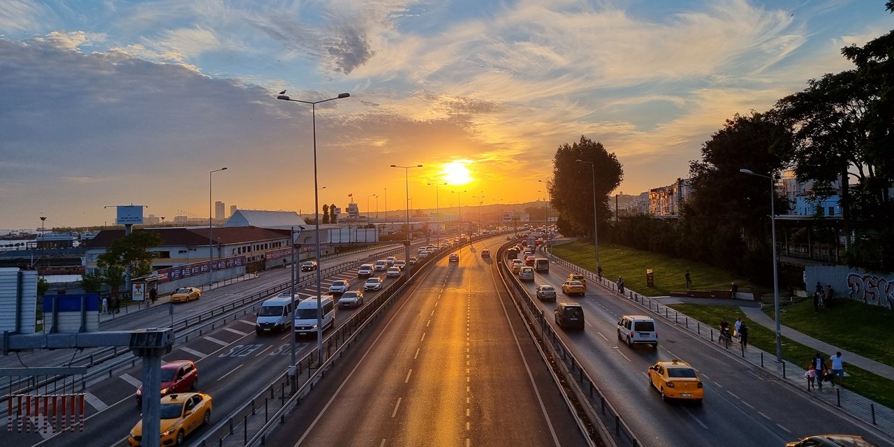 İstanbul'da bazı yollar trafiğe kapatıldı