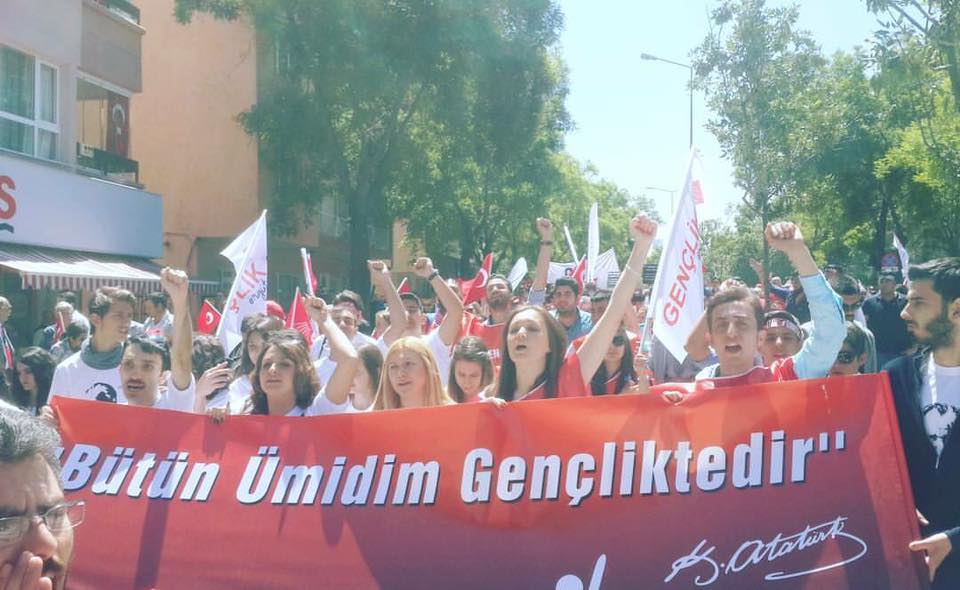 Gençlik ve Siyaset 2/ CHP'li gençler:  "Gençlik kollarıysanız partiyi eleştireceksiniz demektir"