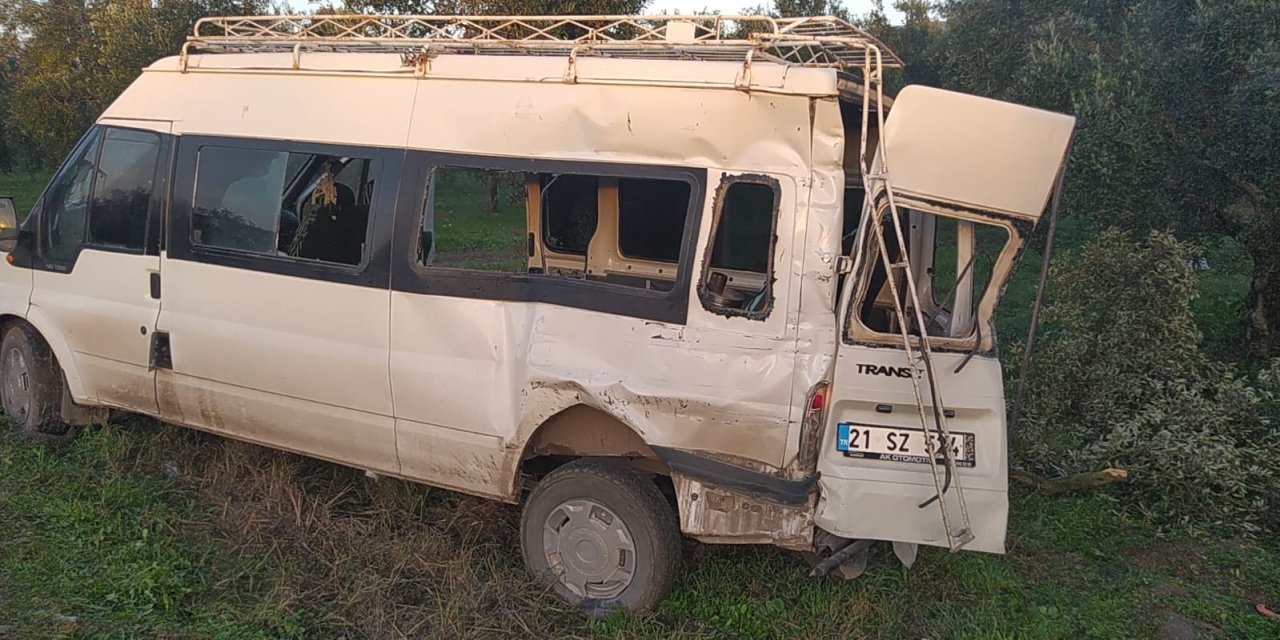 Zeytin işçilerini taşıyan minibüse TIR çarptı: 8 yaralı