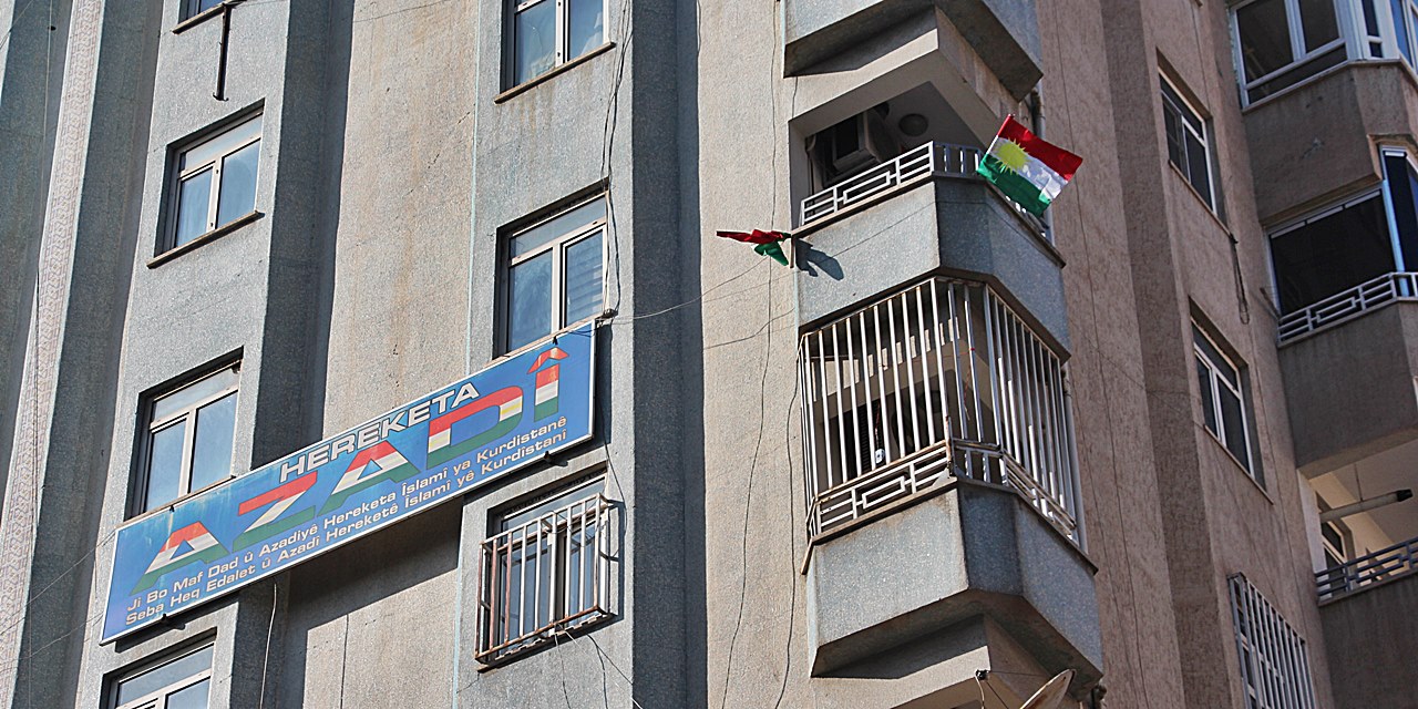Diyarbakır’da bazı binalara asılan IKBY bayrakları toplandı