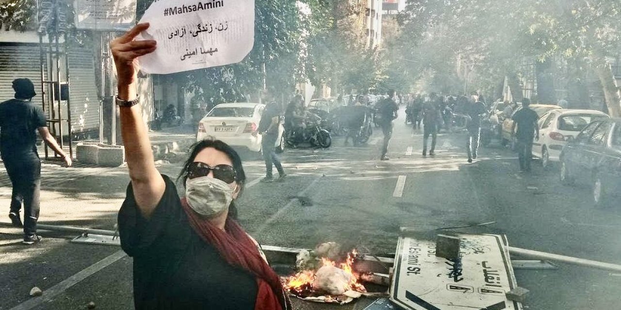 İran'da mühendisler odası yönetim kurulu adaylığı reddedilen kadın başörtüsünü kürsüde yere fırlattı