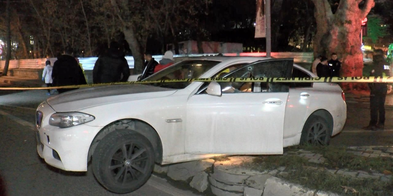 İstanbul'da otomobile silahlı saldırı: Bir kişi hayatını kaybetti