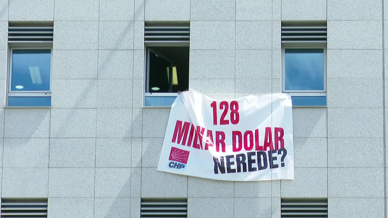 CHP'li Mahmul Tanal, Meclis'teki odasının penceresine "128 milyar dolar nerede?" pankartı astı