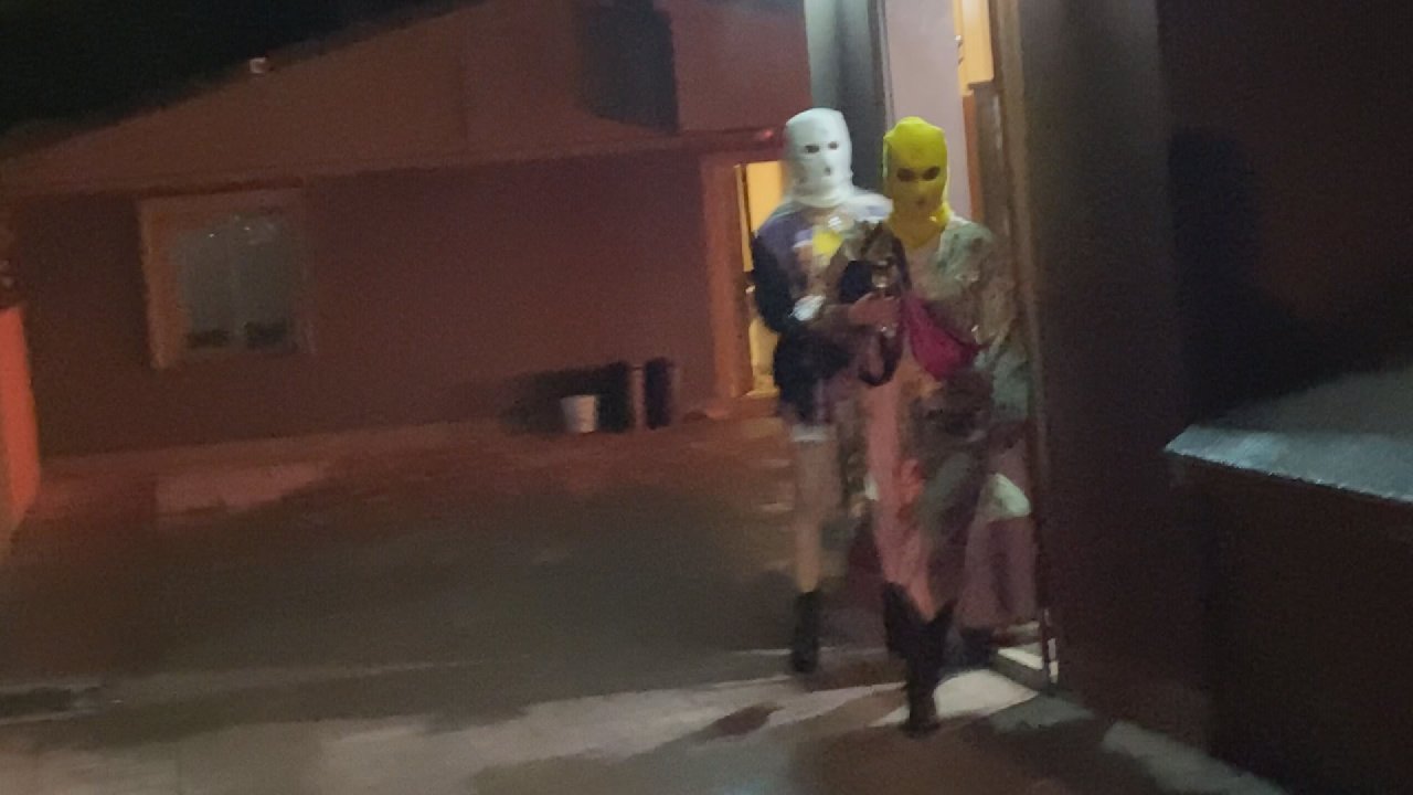 Villada "kar maskeli" partiye polis baskını