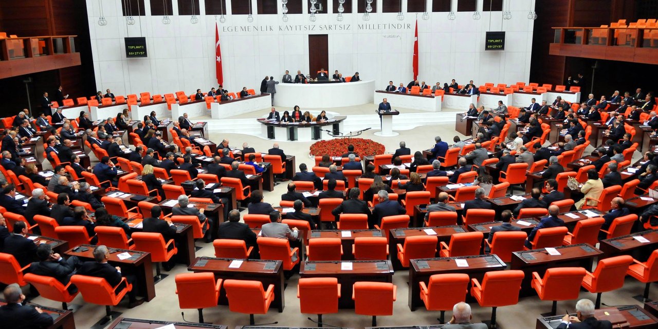 AKP'nin anayasa değişikliği teklifi perşembe günü komisyonda görüşülecek