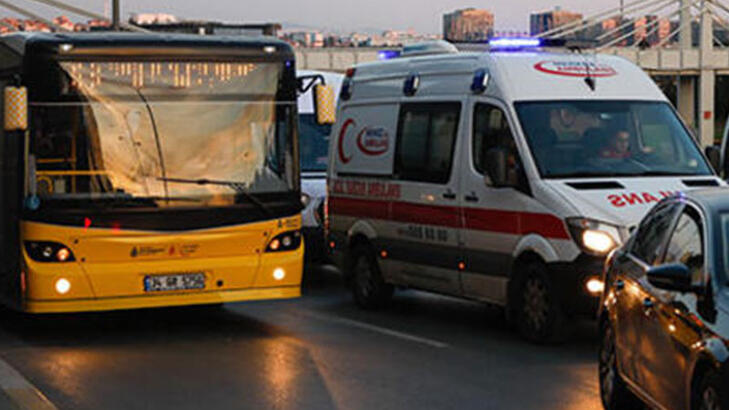 Bakan Koca'dan ambulansa yol vermeyen otobüse tepki: Yaptığını beğendin mi?