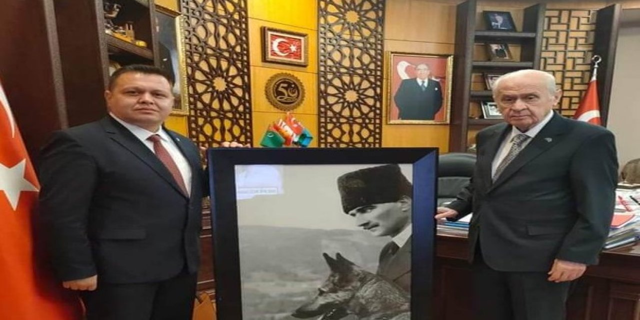 MHP il başkanı, Bahçeli'ye Hitler'in 'Atatürk montajlı' fotoğrafını hediye etti