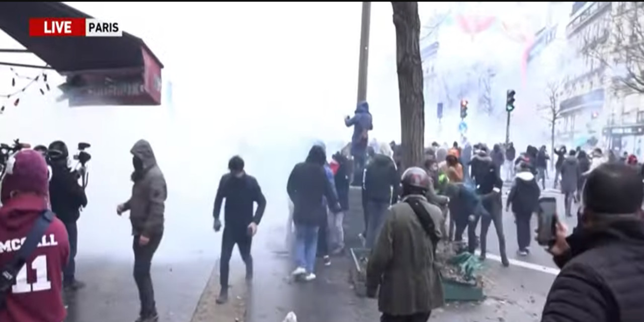 Paris saldırısını binler protesto etti: Göstericilerle polis arasında çatışma çıktı