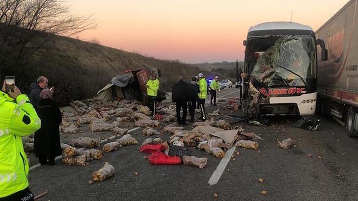 Yolcu otobüsü ile patates yüklü kamyon çarpıştı: 1 ölü, 2 yaralı