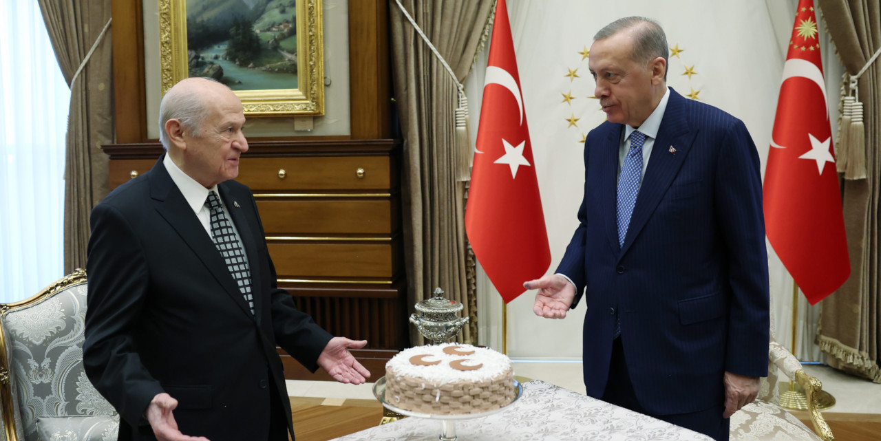 Erdoğan, Bahçeli ile görüştü: Toplantıda 99 adet gül ve 3 hilalli pasta dikkat çekti