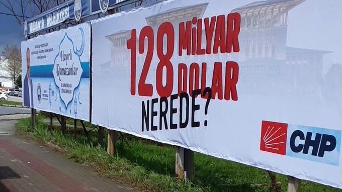 MHP'lilerin yüzde 51.8'i, AKP'lilerin 38'i "128 milyar dolar nerede?" afişlerinde cumhurbaşkanına hakaret yok" diyor