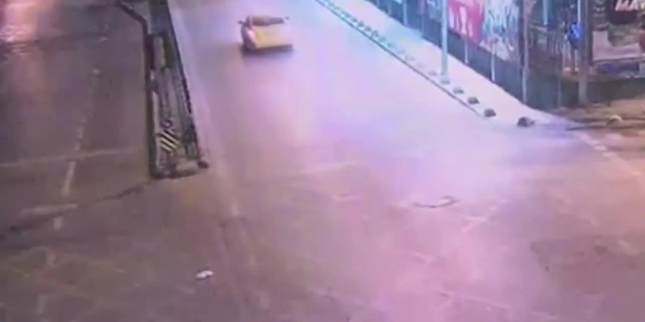 Kadıköy'de kadınları takip ederek, çarpan taksicinin 63 suç kaydı çıktı