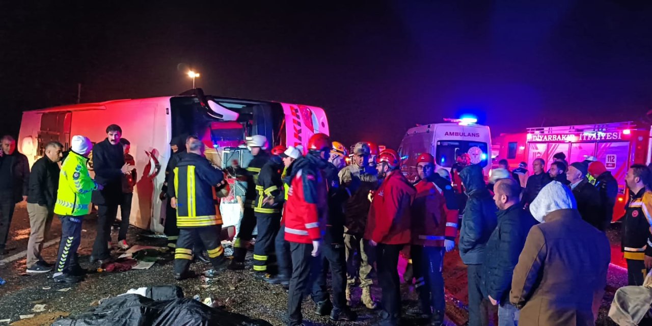 Diyarbakır'da yolcu otobüsü devrildi: 1'i bebek 5 kişi yaşamını yitirdi, çok sayıda yaralı var