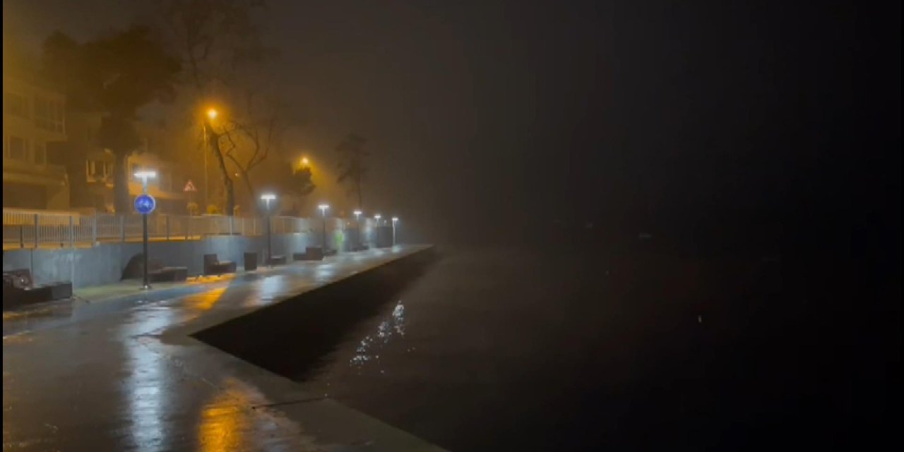 İstanbul'da fırtına | Boğaz'da gemi trafiği askıya alındı