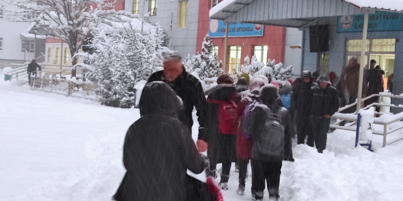 Ağrı ve Iğdır'da yoğun kar yağışı nedeniyle okullar tatil