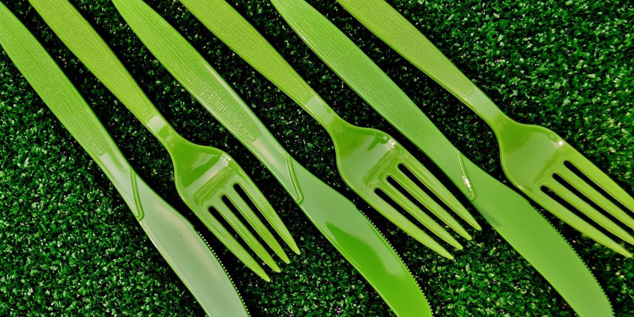 İngiltere'de tek kullanımlık plastik çatal, bıçak ve tabaklara yasak