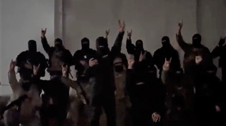 Bozkurt işaretleri ve tekbir eşliğinde video çeken silahlı ve maskeli bir gruptan Alaattin Çakıcı'ya destek açıklaması