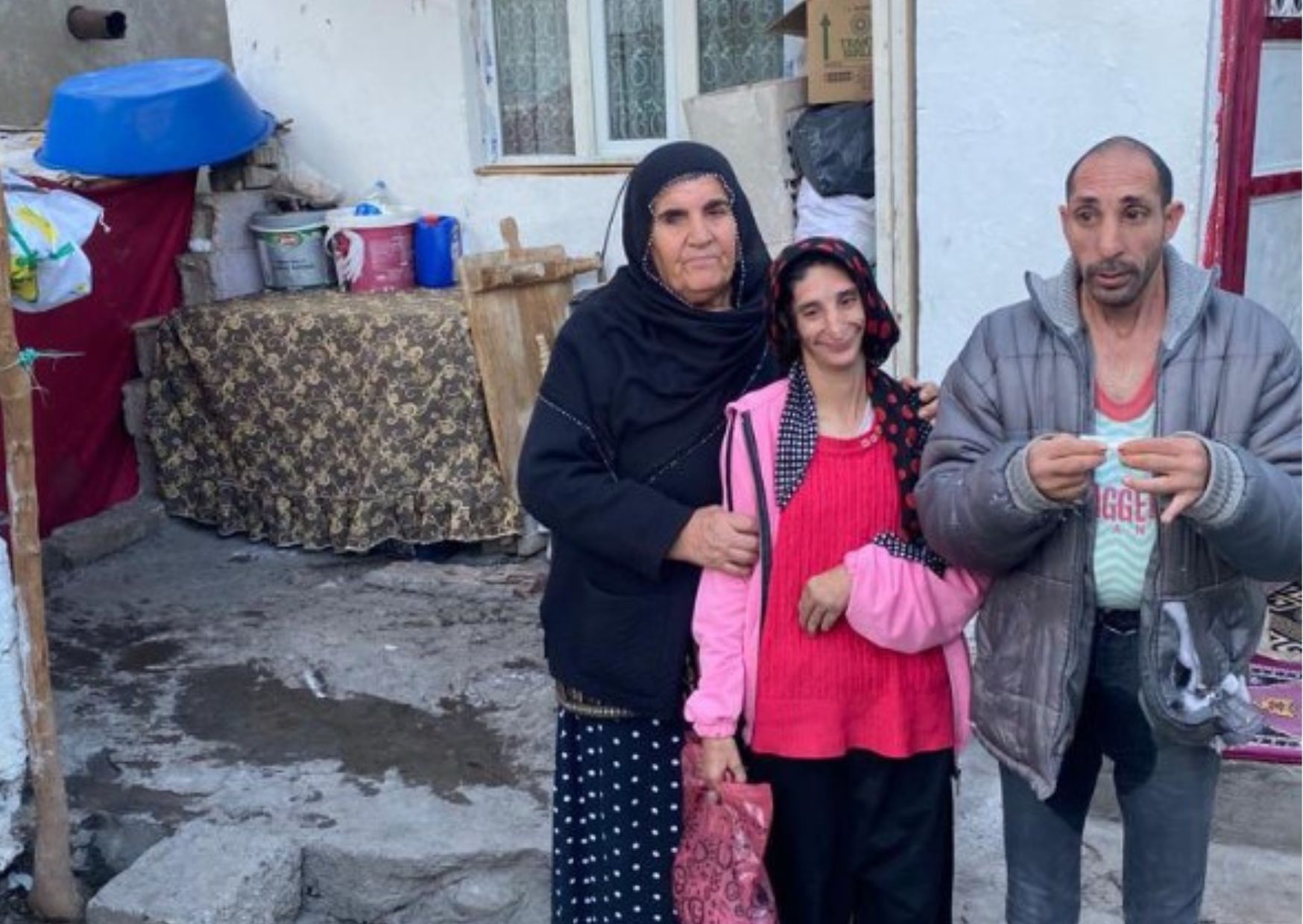 Engelli iki çocuğuyla yaşayan 70 yaşındaki Fahriye Güngör’e elektrik borcu için icra takibi