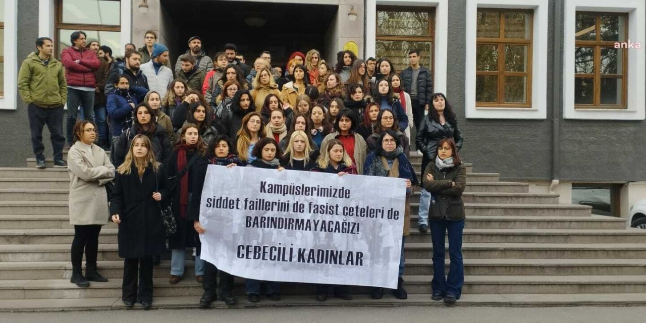 Üniversiteli kadına bıçakla saldırdı, üniversiteli kadınlar sessiz kalan yönetimi protesto etti